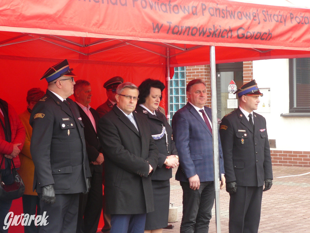 Posłanka i wojewoda z kluczykami u strażaków