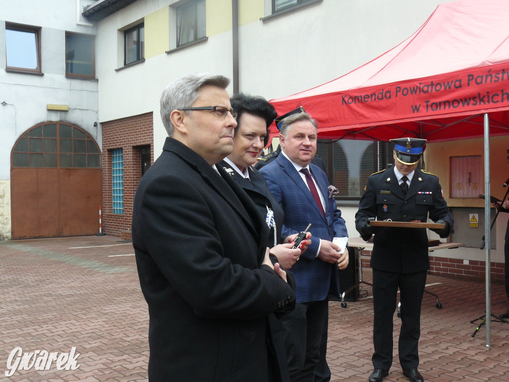 Posłanka i wojewoda z kluczykami u strażaków