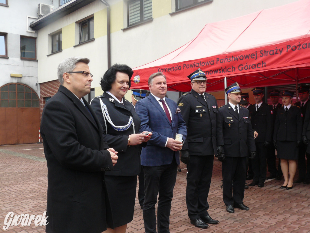 Posłanka i wojewoda z kluczykami u strażaków