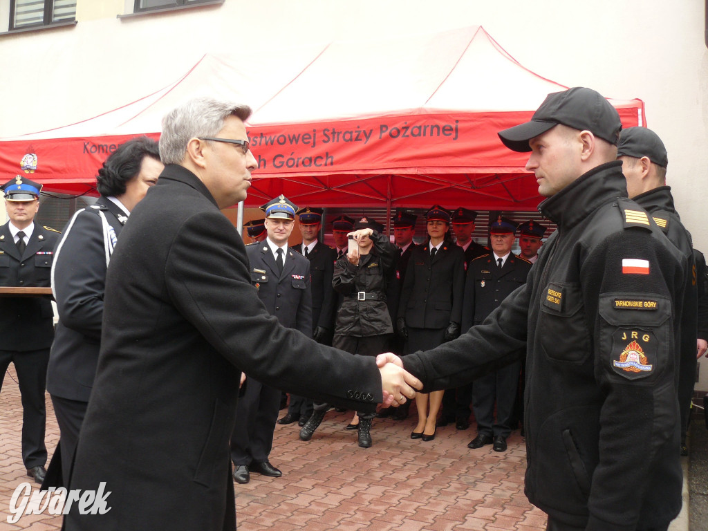 Posłanka i wojewoda z kluczykami u strażaków