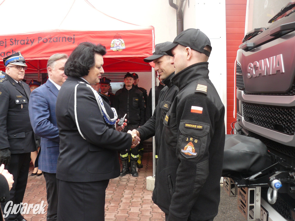 Posłanka i wojewoda z kluczykami u strażaków