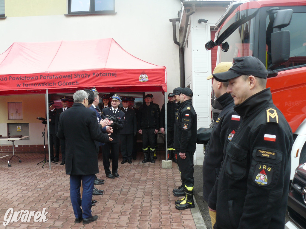 Posłanka i wojewoda z kluczykami u strażaków