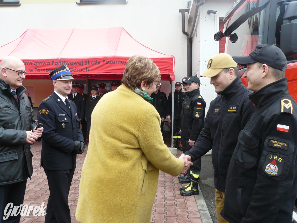 Posłanka i wojewoda z kluczykami u strażaków