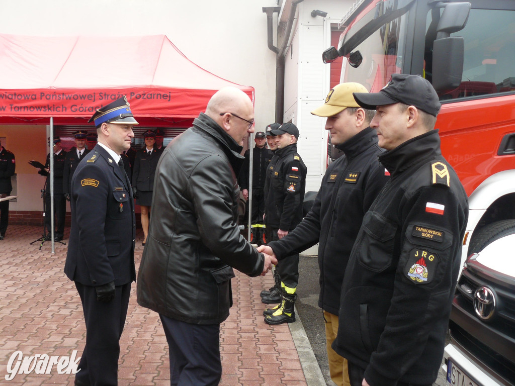 Posłanka i wojewoda z kluczykami u strażaków