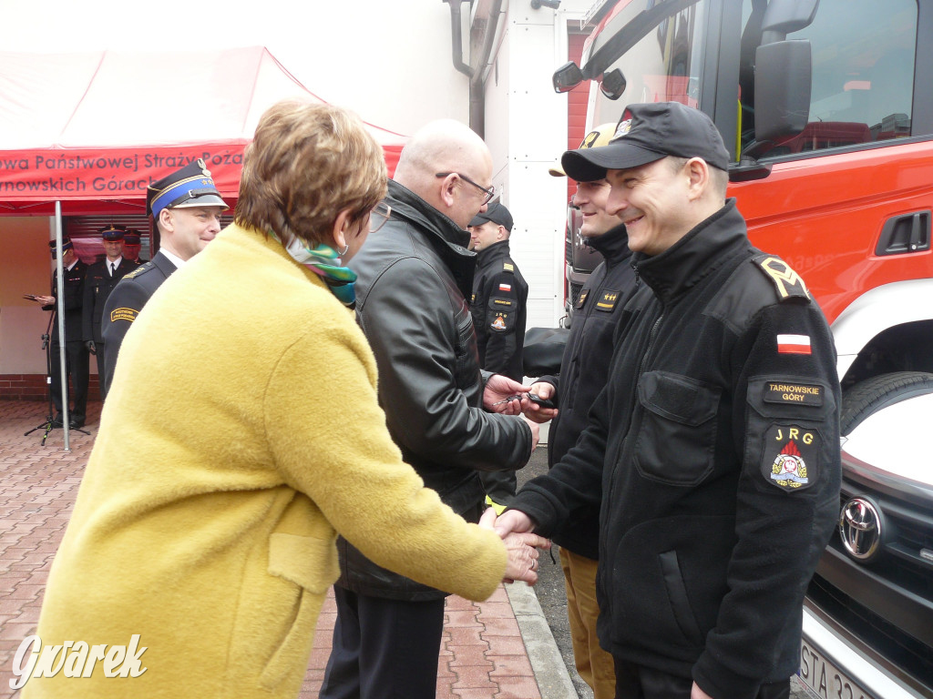 Posłanka i wojewoda z kluczykami u strażaków