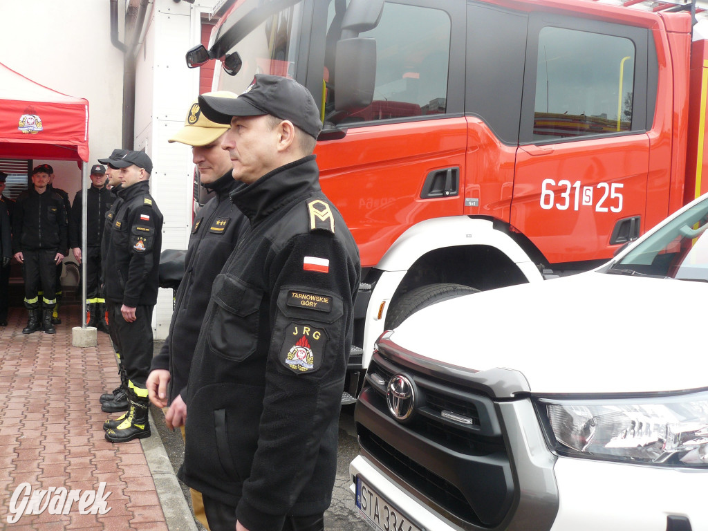 Posłanka i wojewoda z kluczykami u strażaków