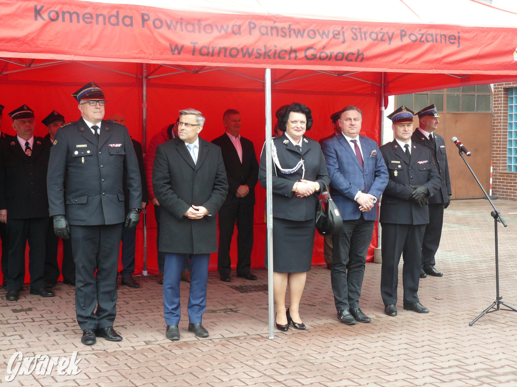 Posłanka i wojewoda z kluczykami u strażaków