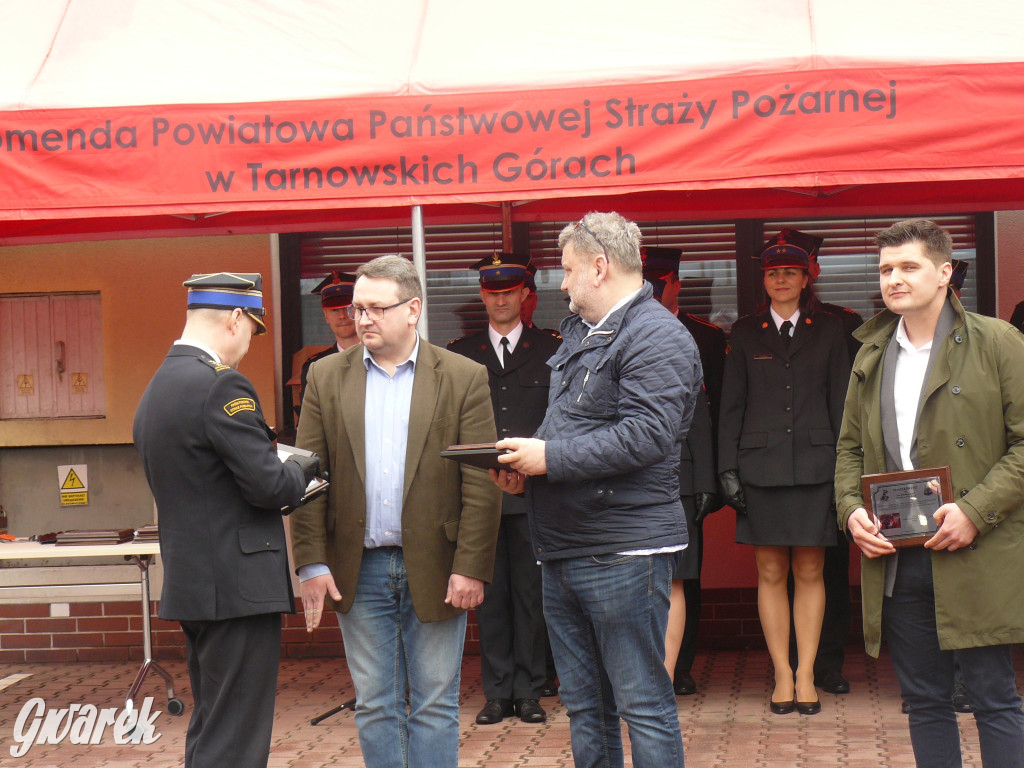 Posłanka i wojewoda z kluczykami u strażaków