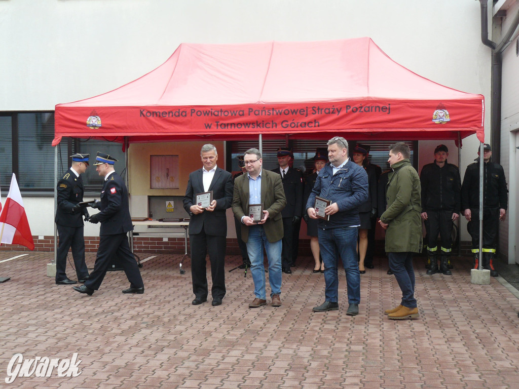 Posłanka i wojewoda z kluczykami u strażaków