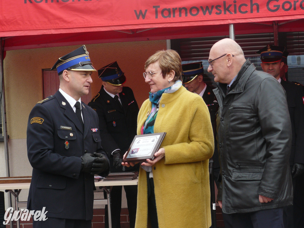 Posłanka i wojewoda z kluczykami u strażaków