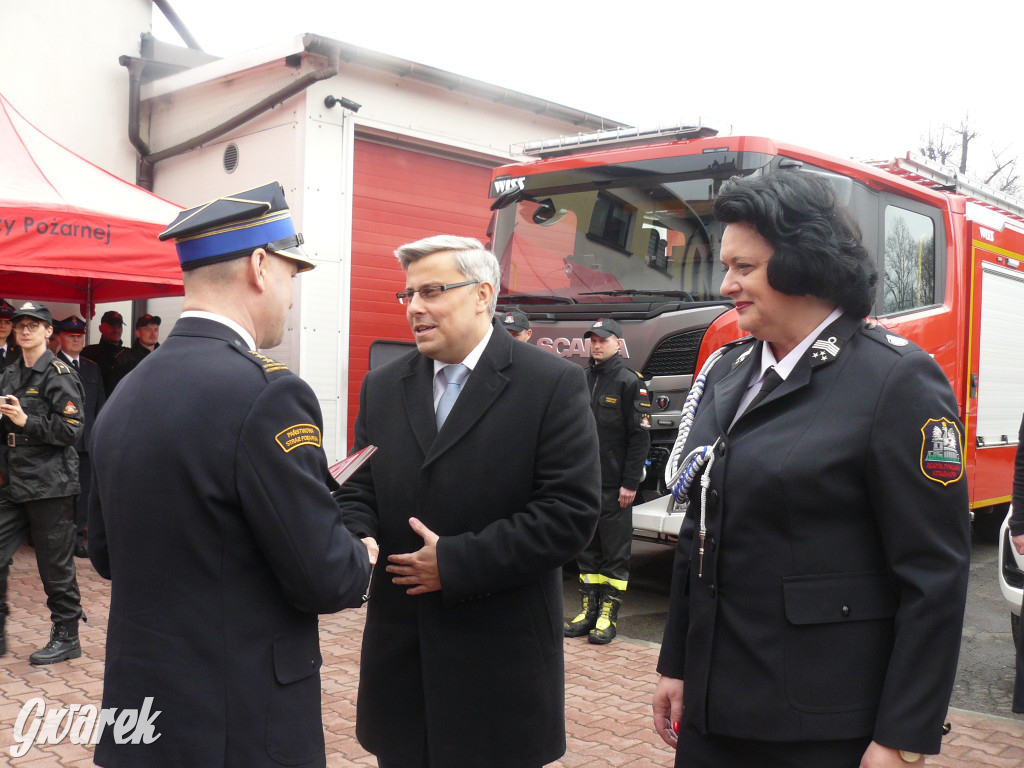 Posłanka i wojewoda z kluczykami u strażaków