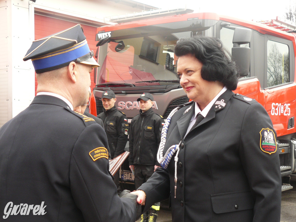 Posłanka i wojewoda z kluczykami u strażaków