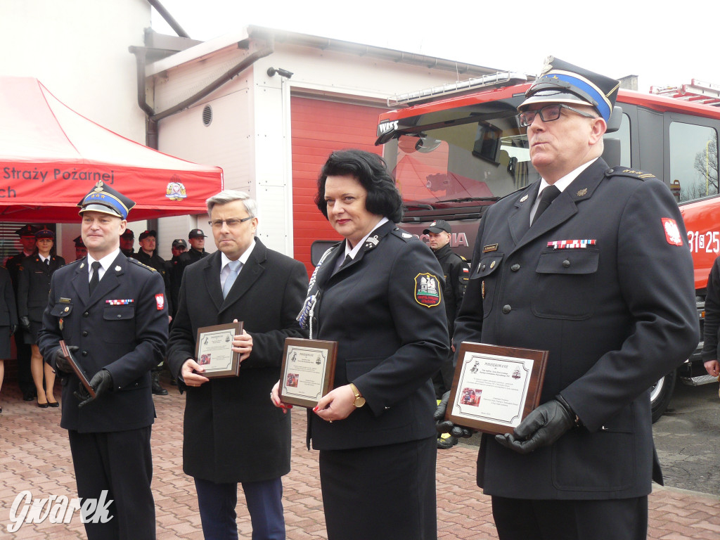 Posłanka i wojewoda z kluczykami u strażaków