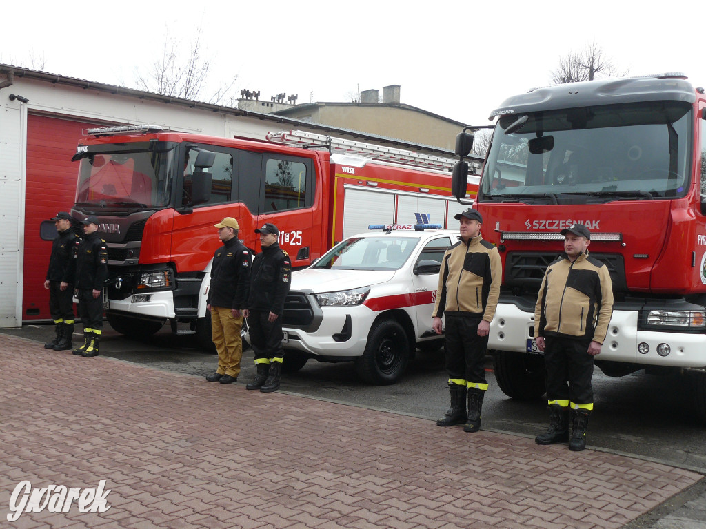 Posłanka i wojewoda z kluczykami u strażaków