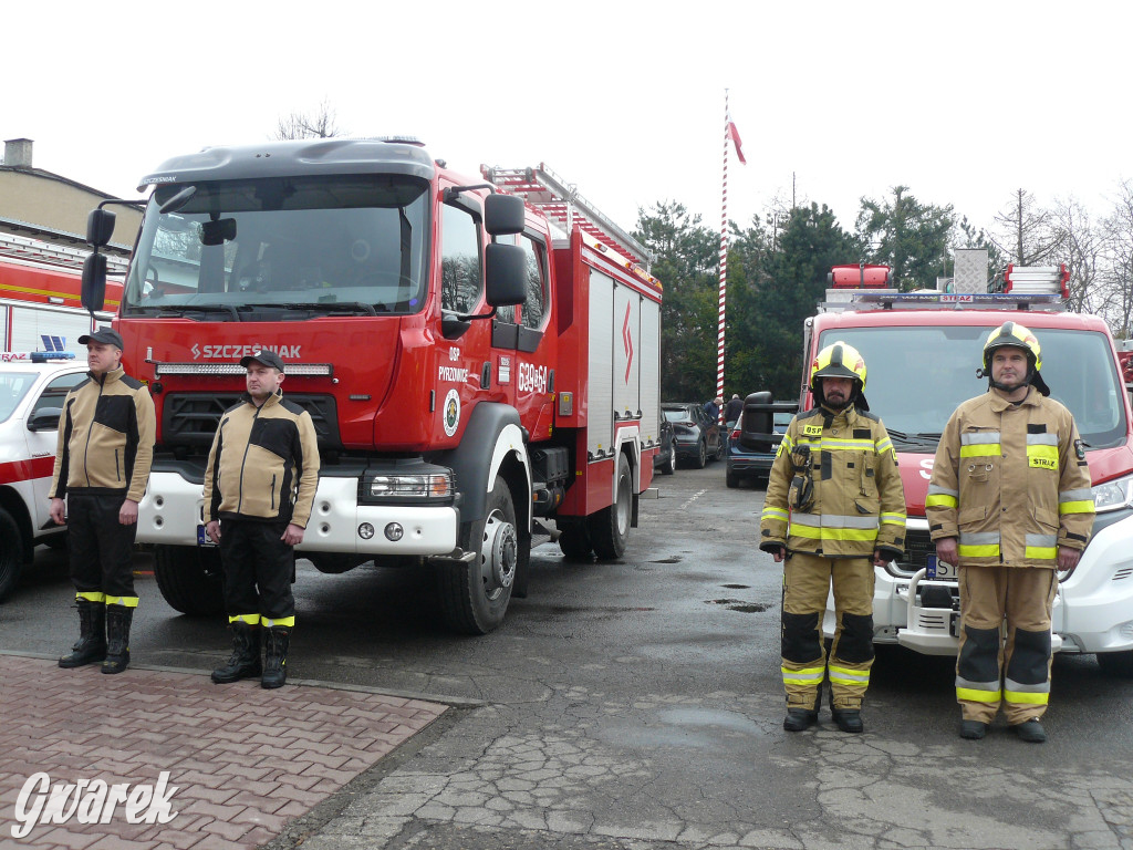 Posłanka i wojewoda z kluczykami u strażaków
