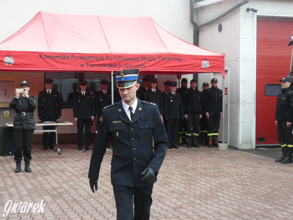 Posłanka i wojewoda z kluczykami u strażaków
