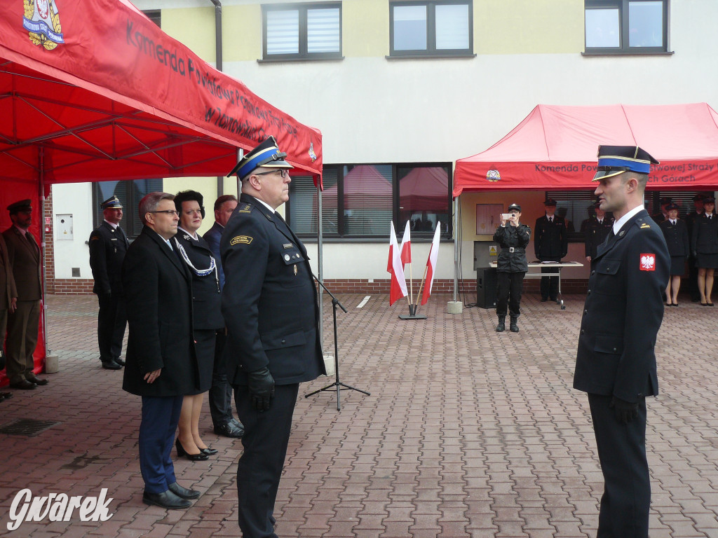 Posłanka i wojewoda z kluczykami u strażaków