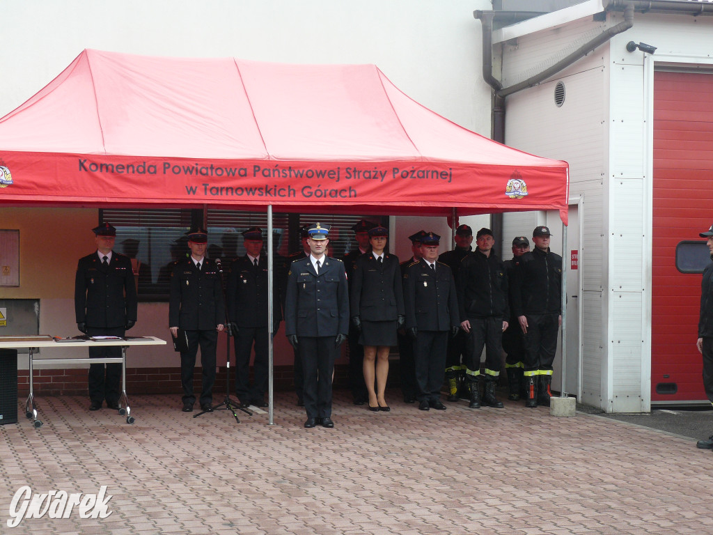 Posłanka i wojewoda z kluczykami u strażaków