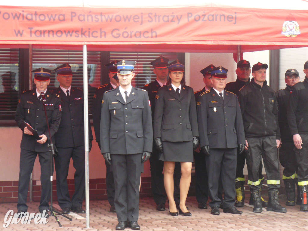 Posłanka i wojewoda z kluczykami u strażaków