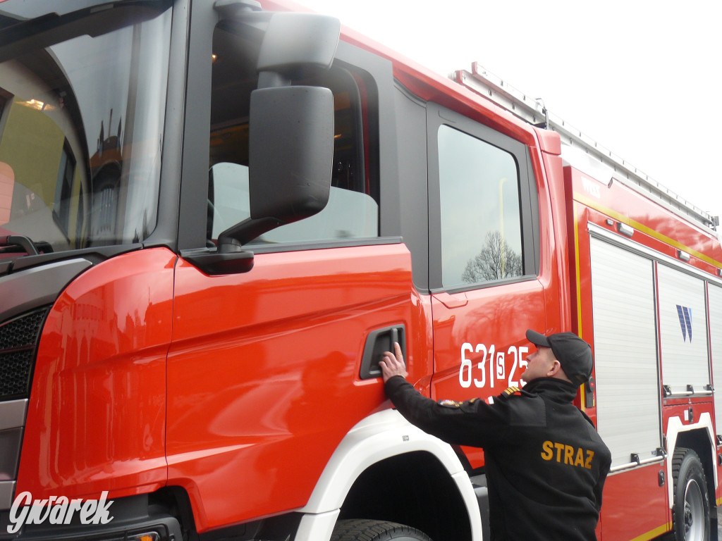 Posłanka i wojewoda z kluczykami u strażaków