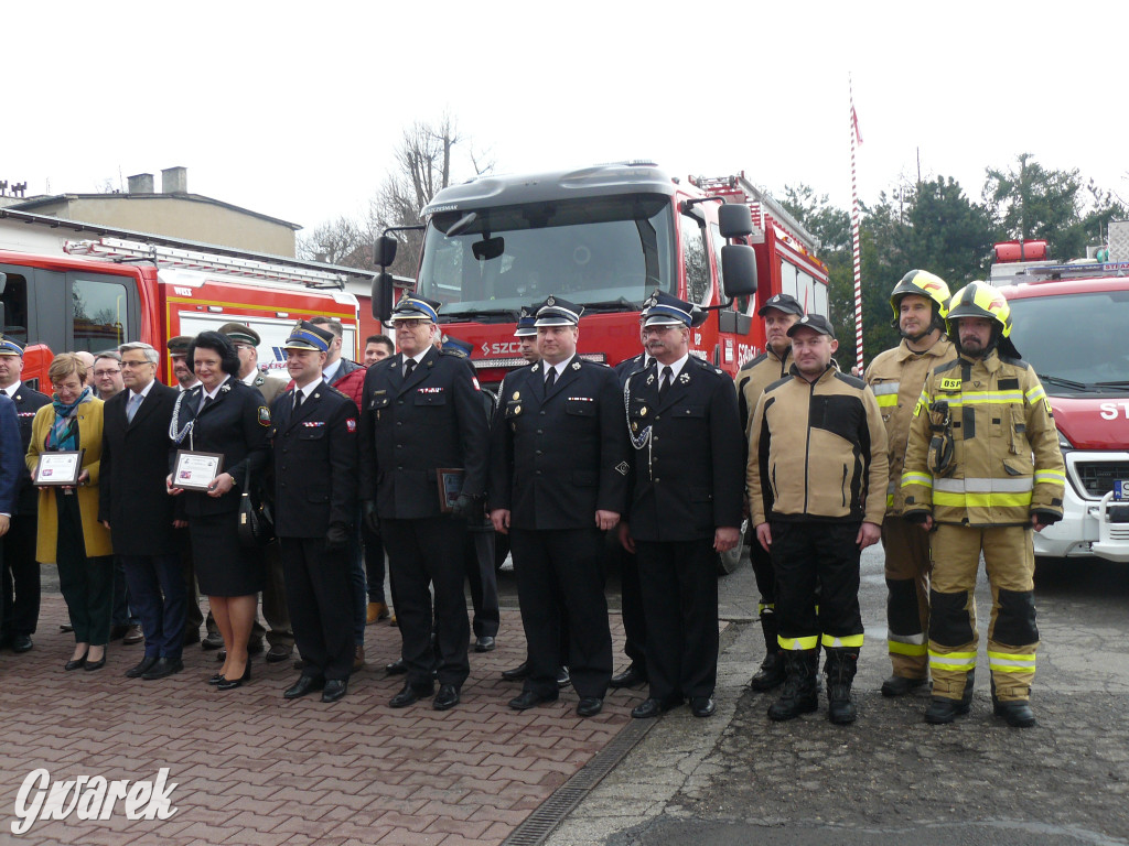 Posłanka i wojewoda z kluczykami u strażaków