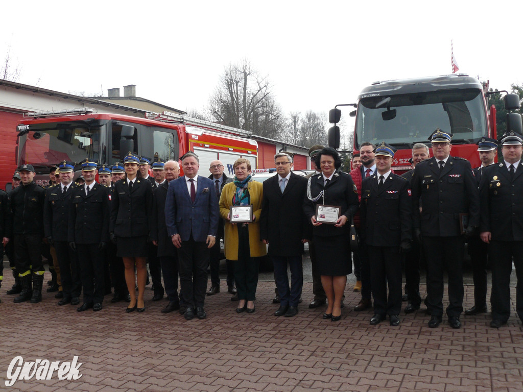 Posłanka i wojewoda z kluczykami u strażaków