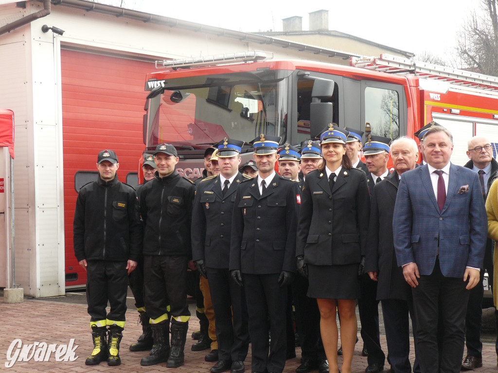 Posłanka i wojewoda z kluczykami u strażaków