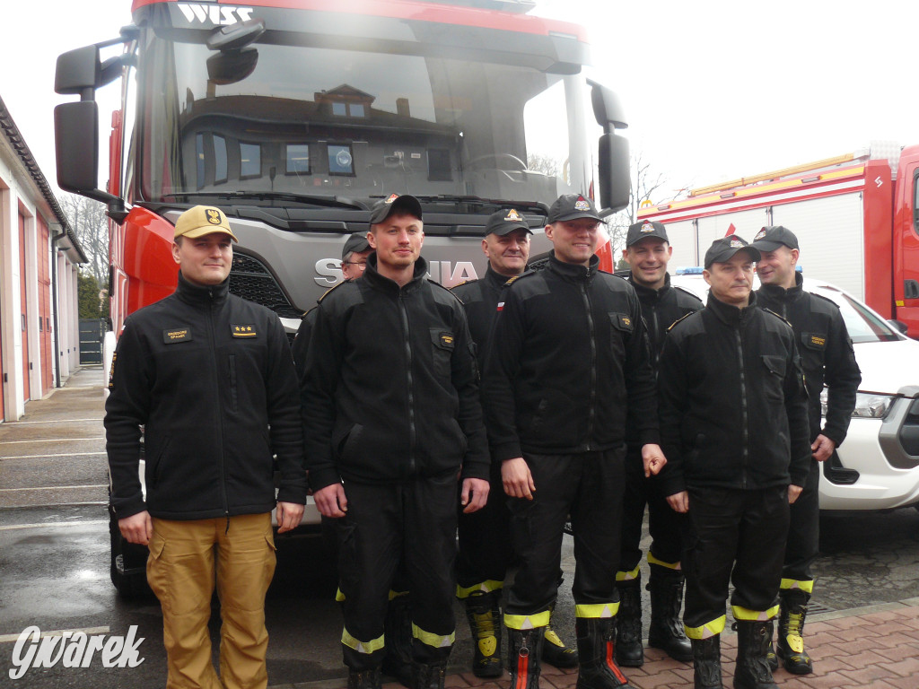 Posłanka i wojewoda z kluczykami u strażaków