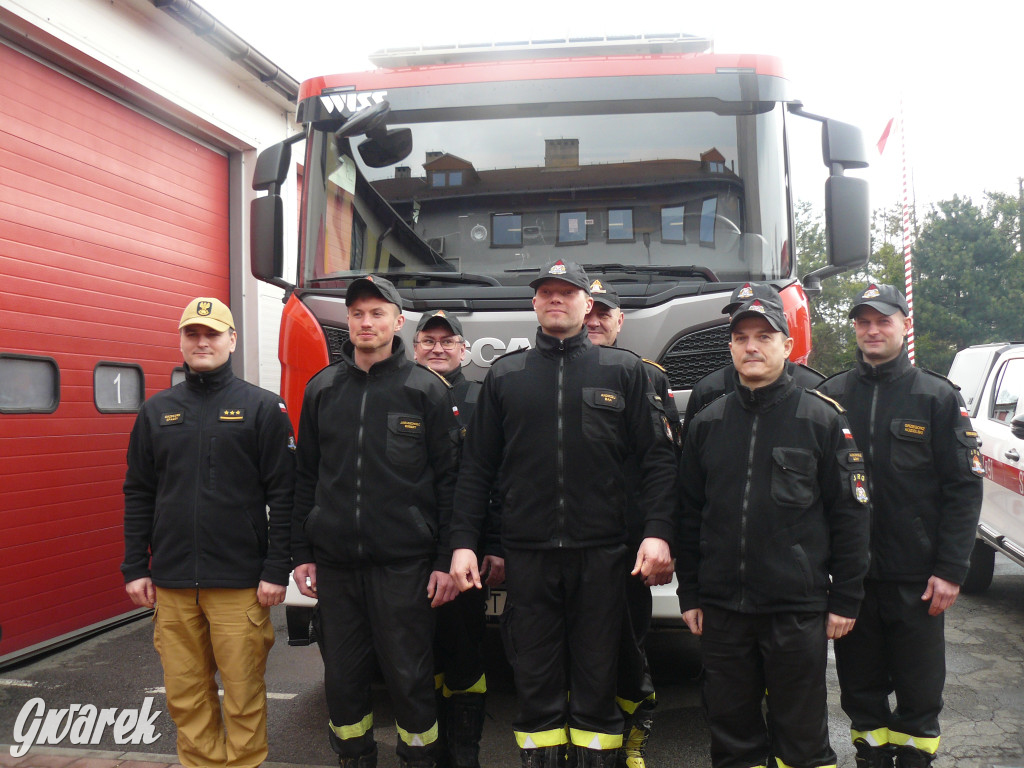 Posłanka i wojewoda z kluczykami u strażaków