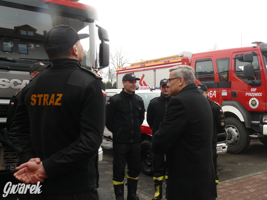 Posłanka i wojewoda z kluczykami u strażaków