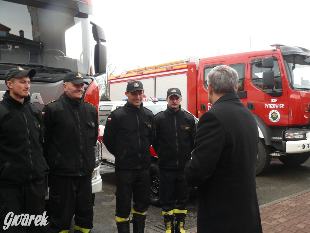Posłanka i wojewoda z kluczykami u strażaków