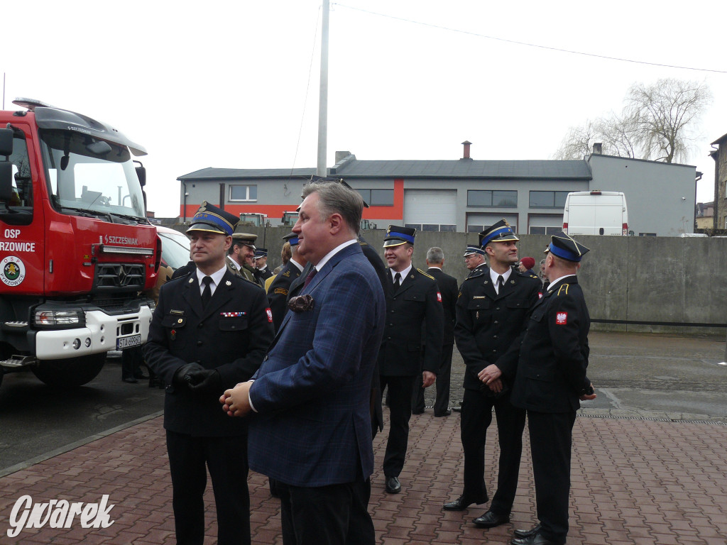 Posłanka i wojewoda z kluczykami u strażaków