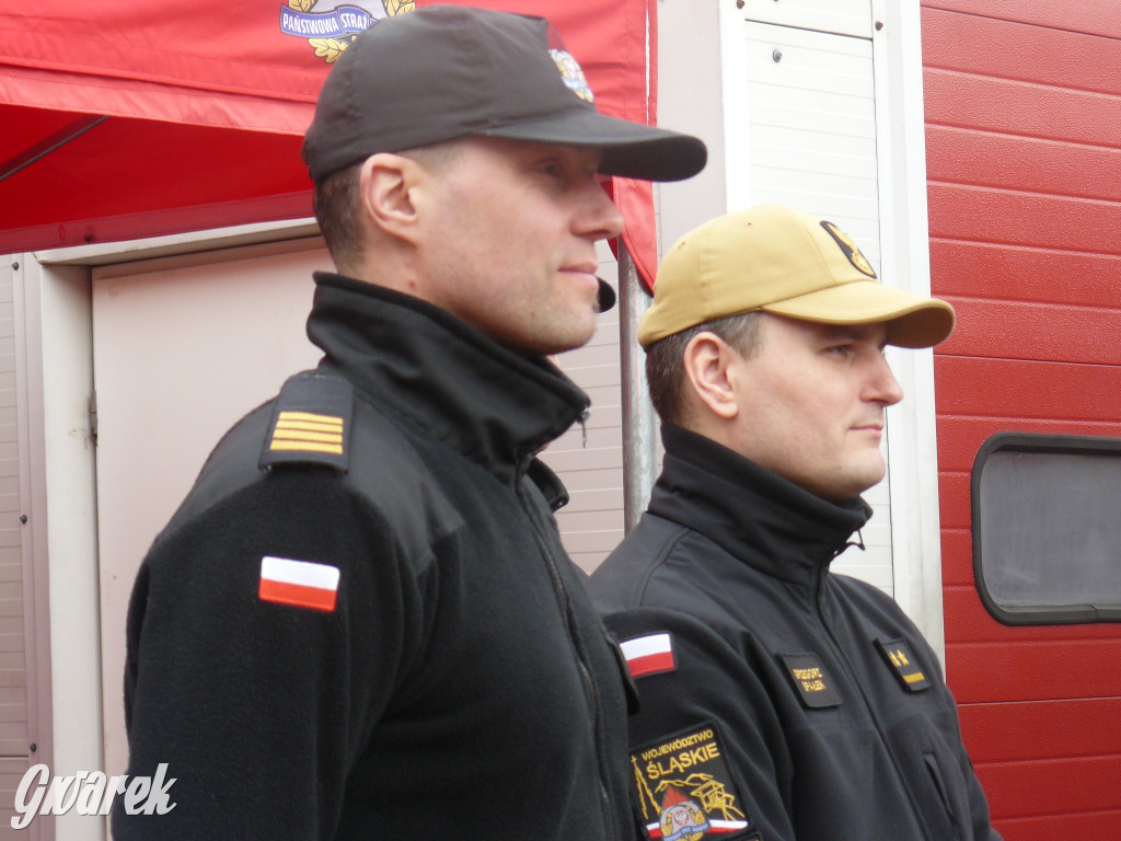 Posłanka i wojewoda z kluczykami u strażaków