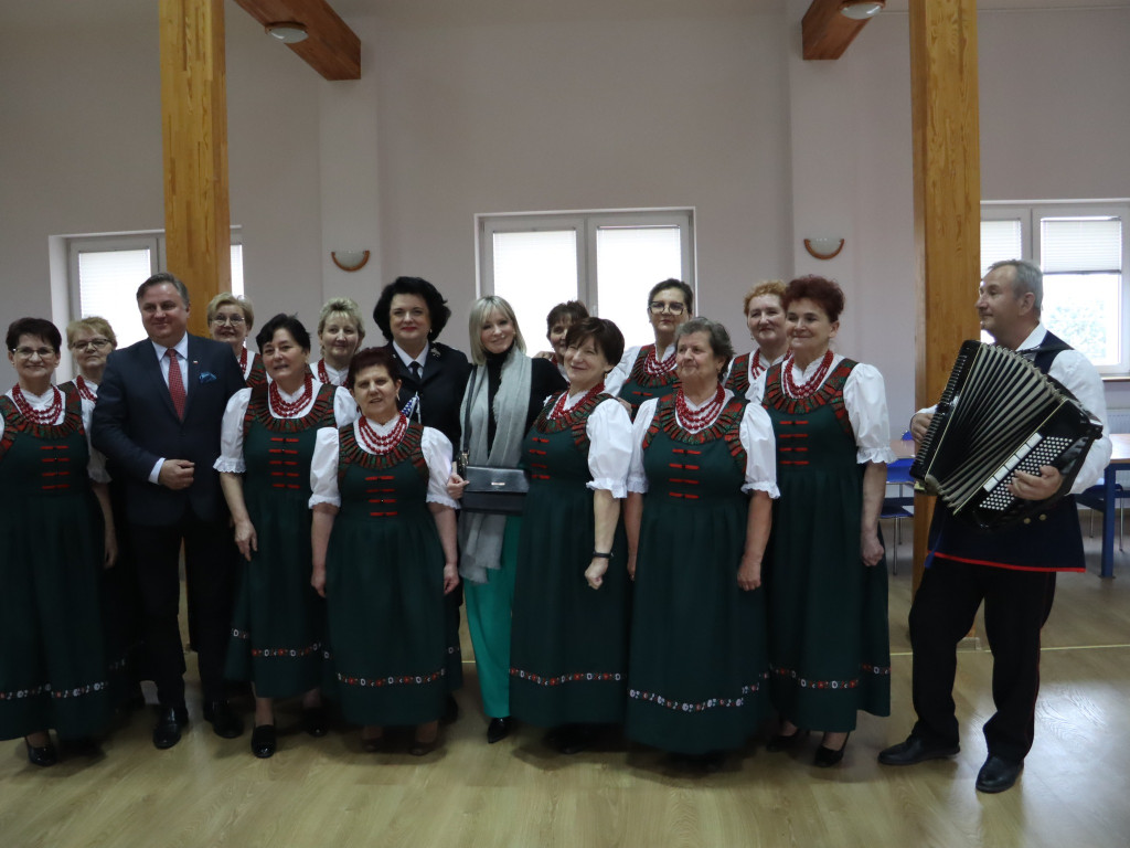 Kartonowe czeki poszły w ruch. Na wozy dla OSP