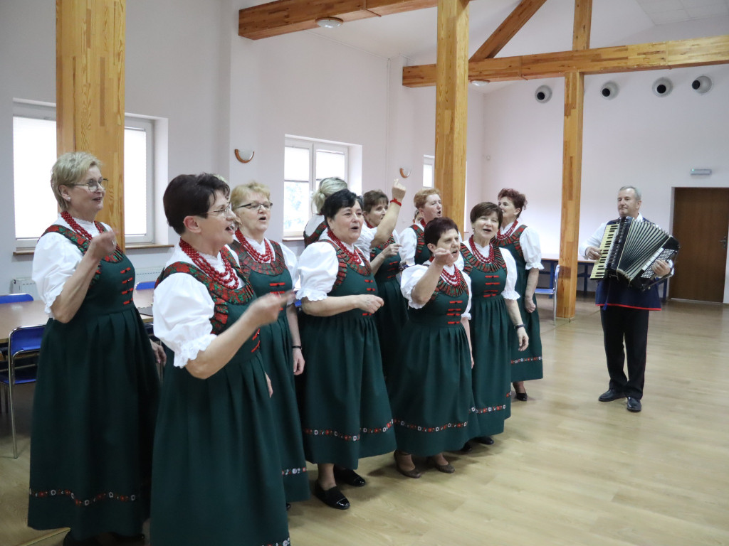 Kartonowe czeki poszły w ruch. Na wozy dla OSP