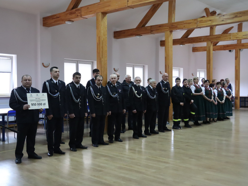 Kartonowe czeki poszły w ruch. Na wozy dla OSP