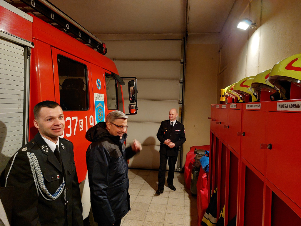 Kartonowe czeki poszły w ruch. Na wozy dla OSP