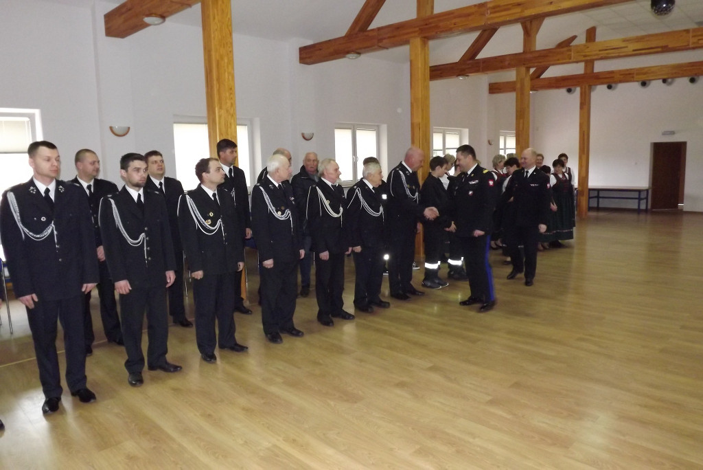 Kartonowe czeki poszły w ruch. Na wozy dla OSP