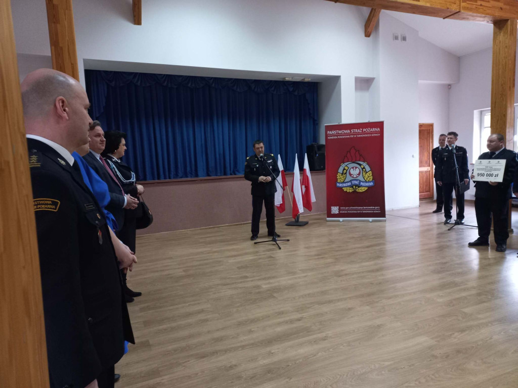 Kartonowe czeki poszły w ruch. Na wozy dla OSP