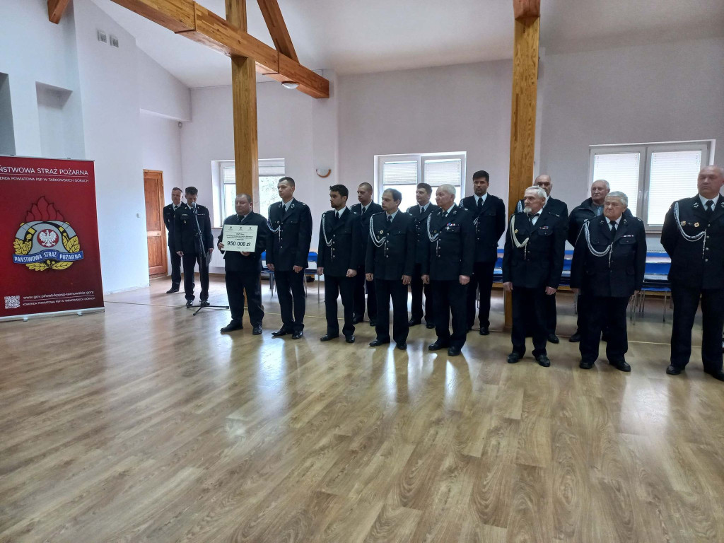 Kartonowe czeki poszły w ruch. Na wozy dla OSP