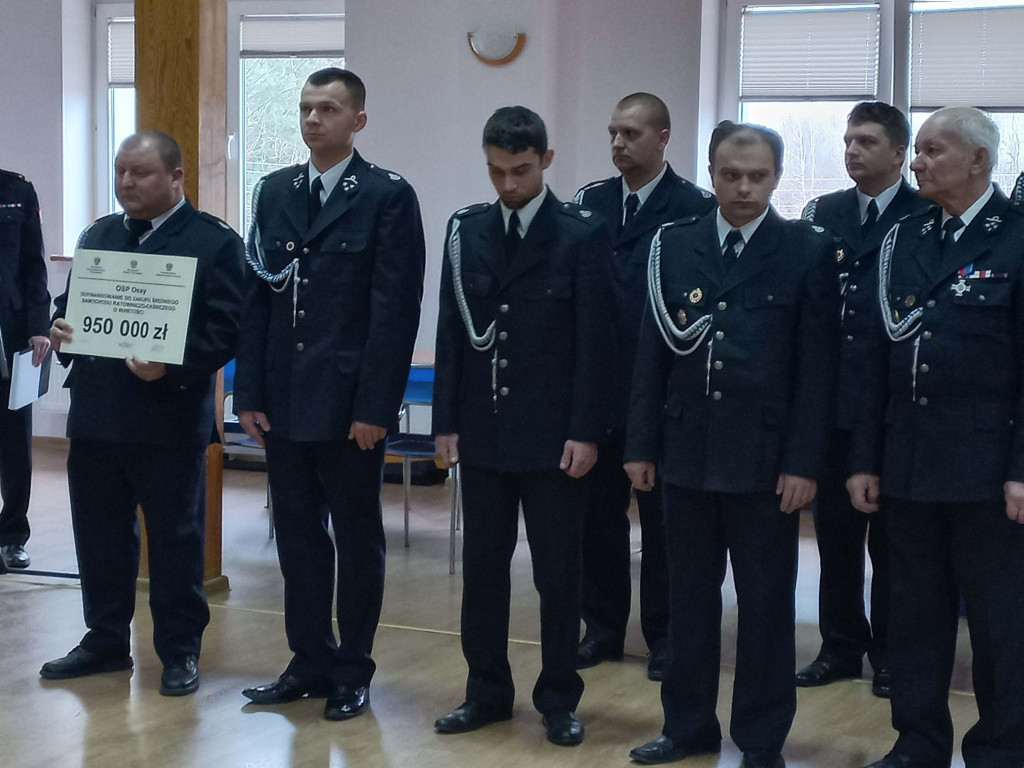 Kartonowe czeki poszły w ruch. Na wozy dla OSP