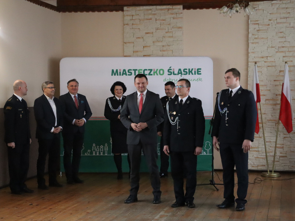 Kartonowe czeki poszły w ruch. Na wozy dla OSP