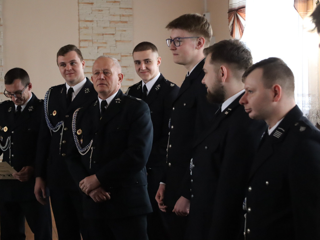 Kartonowe czeki poszły w ruch. Na wozy dla OSP