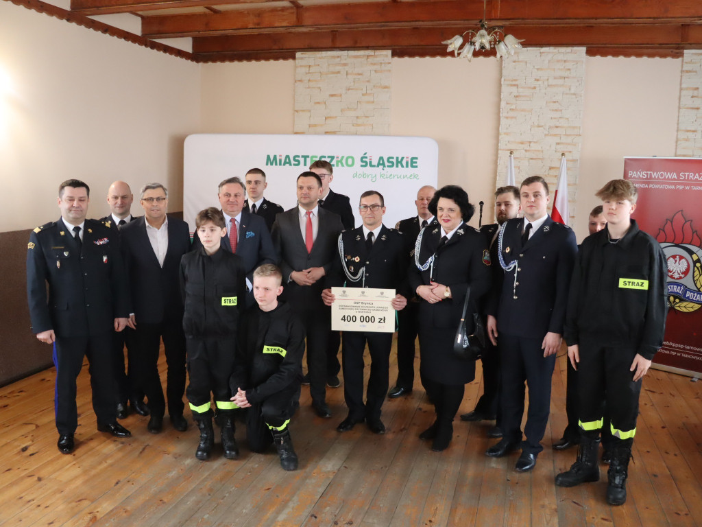 Kartonowe czeki poszły w ruch. Na wozy dla OSP