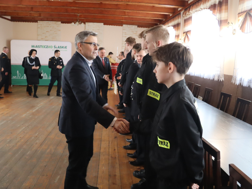 Kartonowe czeki poszły w ruch. Na wozy dla OSP