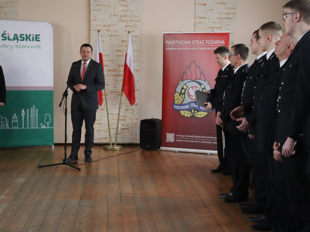 Kartonowe czeki poszły w ruch. Na wozy dla OSP