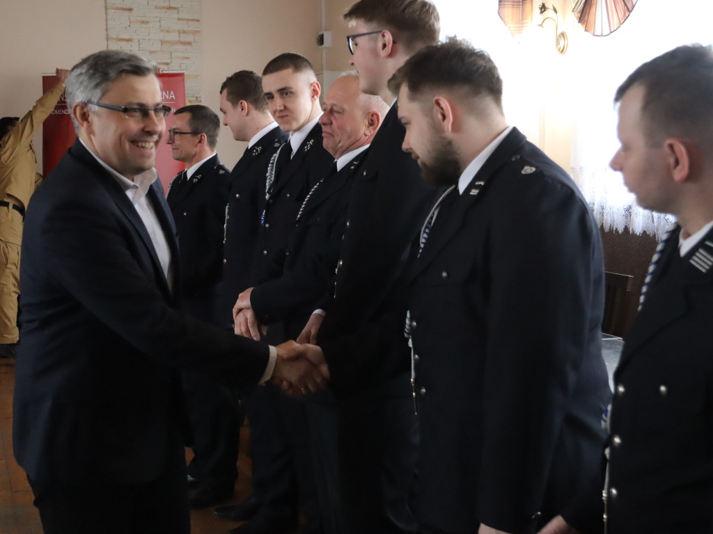 Kartonowe czeki poszły w ruch. Na wozy dla OSP