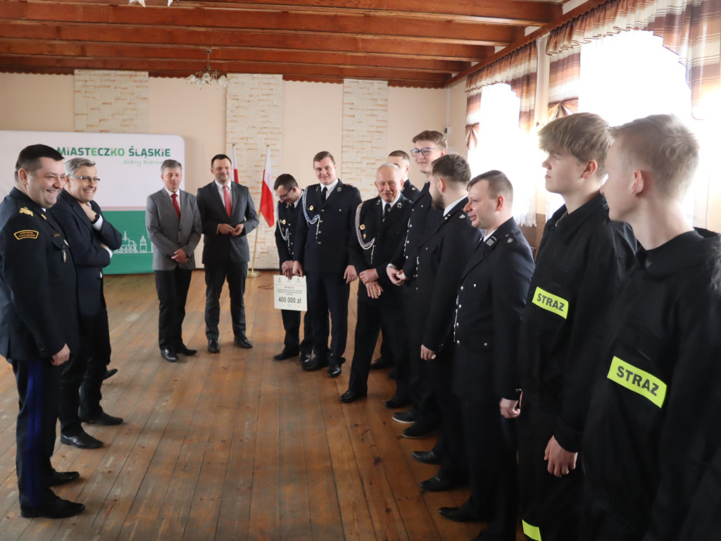 Kartonowe czeki poszły w ruch. Na wozy dla OSP