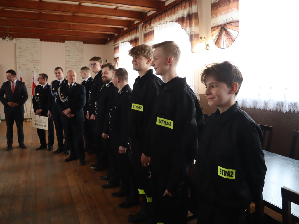 Kartonowe czeki poszły w ruch. Na wozy dla OSP