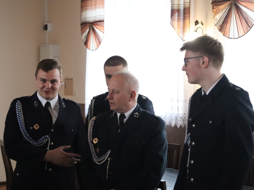 Kartonowe czeki poszły w ruch. Na wozy dla OSP